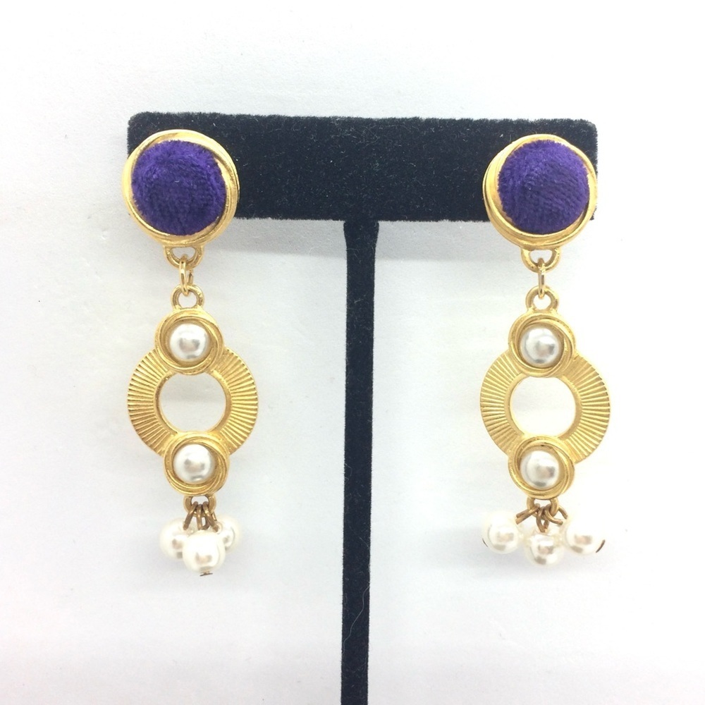 3/$30 VINTAGE 80S EARRINGS GOLD TONE PEARLS FUZZY PURPLE DANGLE DROP GEOMETRIC